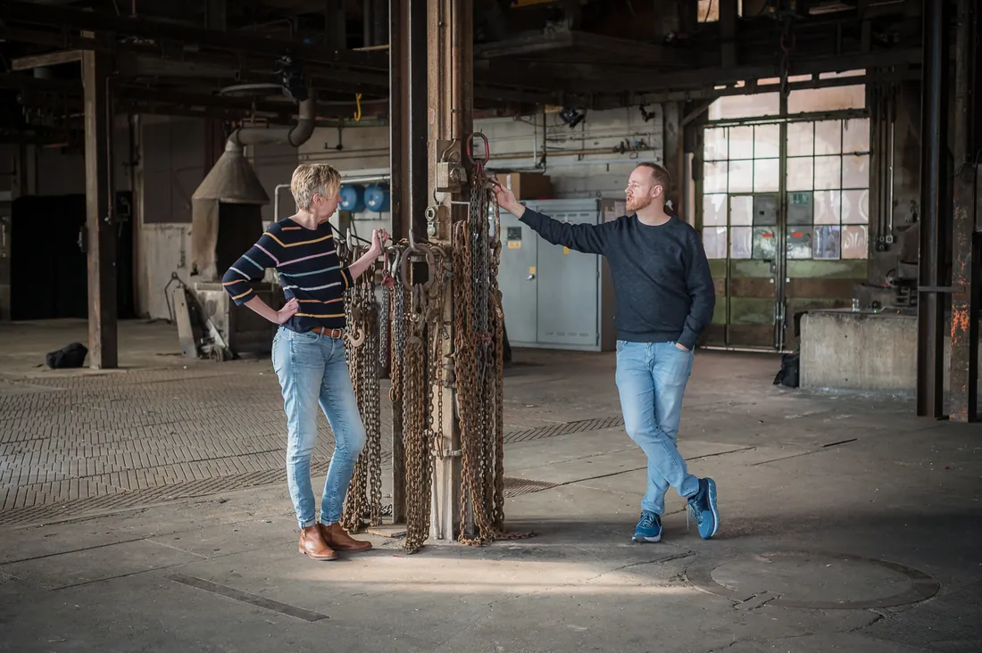 Manuela Surateau und Arto Steiner in einer alten Fabrikhalle